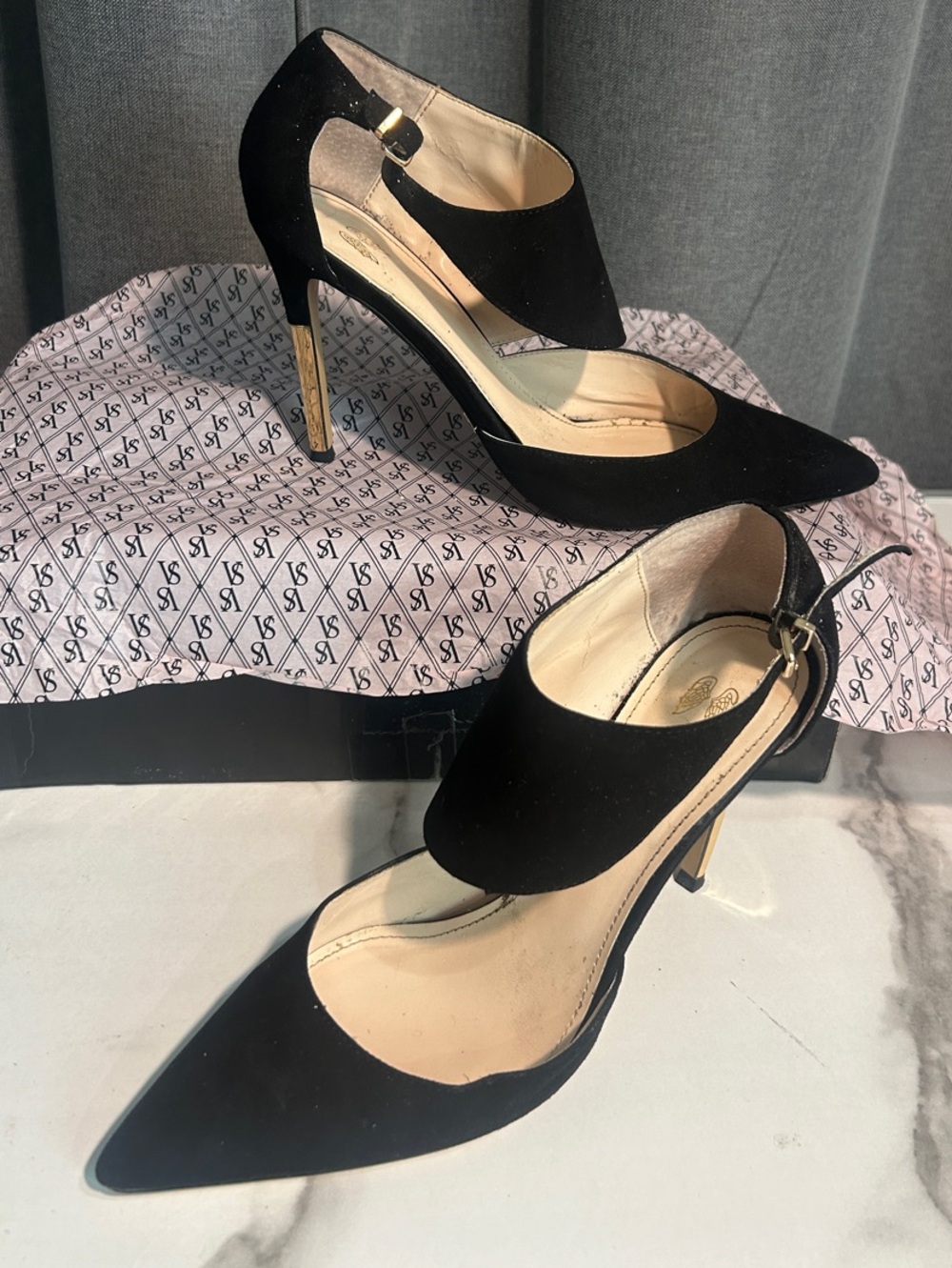 Victoria's Secret Heels Black Pointed  Stiletto Gold tone Heel size 8.5 in box